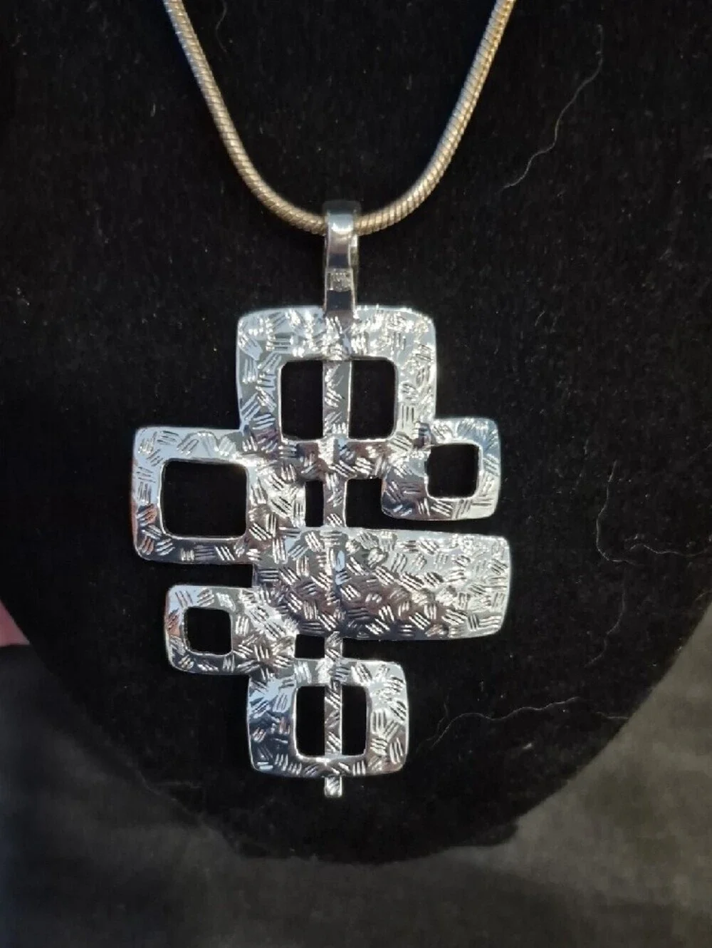 Silver Geometric Openwork Pendant Necklace - Modern Women's Jewelry